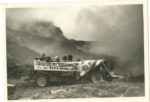 Abb. Rehrl-Wallack: LH Dr. Franz Rehrl am Steuer seines Autos, daneben DI Franz Wallack, in einer schwierigen Passage der noch im Bau befindlichen Großglockner Hochalpenstraße © Salzburger Landesarchiv