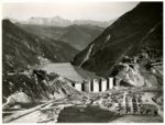 SLA, Fotosammlung, Landesbildstelle (LBS), Kaprun Kraftwerkbau Nr. 1048: Lager Moosersperre mit der in Bau befindlichen Staumauer Limbergspeicher um 1950 © Salzburger Landesarchiv