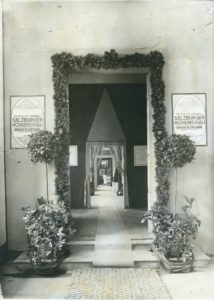 Bild 1: Eingangsbereich zur Höhlenausstellung 1913 im Schloss Mirabell © Salzburg Museum