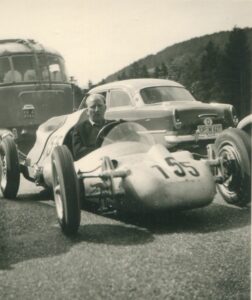 Otto Mathé (1907-1995) beim Gaisbergrennen 1957 im Bardahl-Porsche